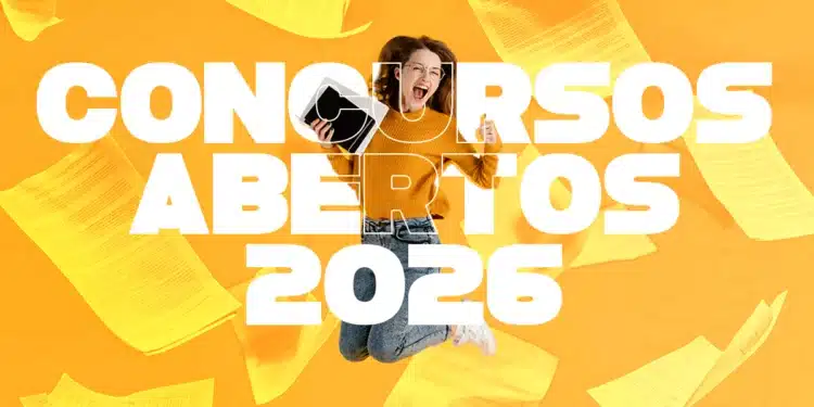 Jovem celebrando com papéis ao fundo, destaque para Concursos Abertos 2026