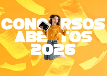 Jovem comemorando, segurando cadernos, com folhas voando e texto Concursos Abertos 2026