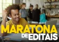 Jovem estudando animado em um café para maratona de editais de concursos