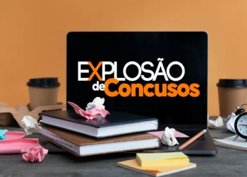 Imagem representando a explosão de concursos públicos com livros, papel amassado, café e relógio, simbolizando oportunidades abertas para editais de câmaras e prefeituras.