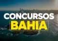 Vista aérea da orla de Salvador, Bahia, com destaque para texto concursos Bahia em branco e amarelo.