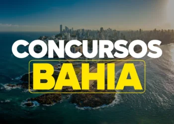 Vista aérea da orla de Salvador, Bahia, com destaque para texto concursos Bahia em branco e amarelo.