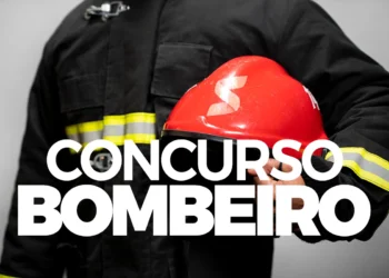 Bombeiro segurando capacete vermelho, Concurso Bombeiro 2026 em destaque