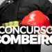 Bombeiro segurando capacete vermelho, Concurso Bombeiro 2026 em destaque