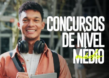 Jovem sorrindo com fones de ouvido no pescoço, destaque para concursos nível médio.