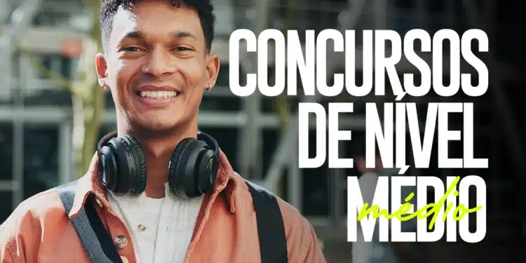 Jovem sorrindo com fones de ouvido no pescoço, destaque para concursos nível médio.