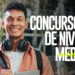 Jovem sorrindo com fones de ouvido no pescoço, destaque para concursos nível médio.