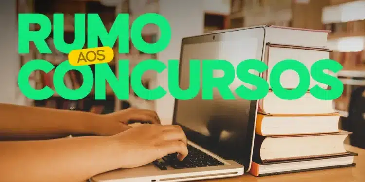 Mãos digitando em notebook ao lado de livros, com frase “Rumo aos Concursos”
