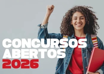 Jovem feliz com mochila e caderno, celebrando concursos públicos abertos em 2026