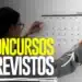 Mulher pendurando um calendário na parede com destaque para concursos previstos 2026