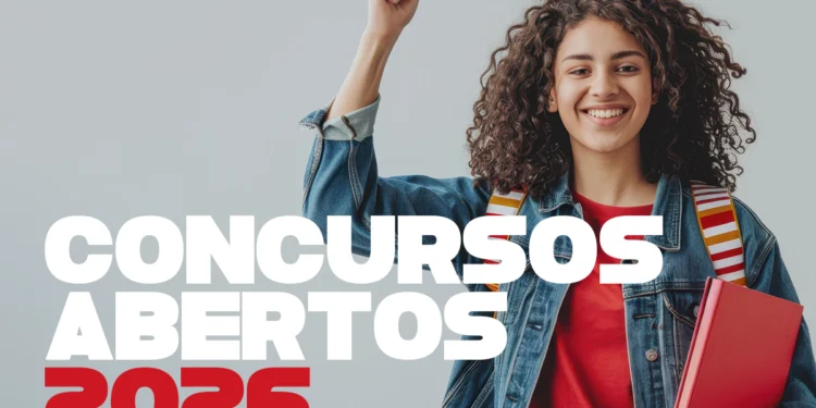 Jovem sorridente com punho erguido celebra oportunidades em concursos abertos 2026