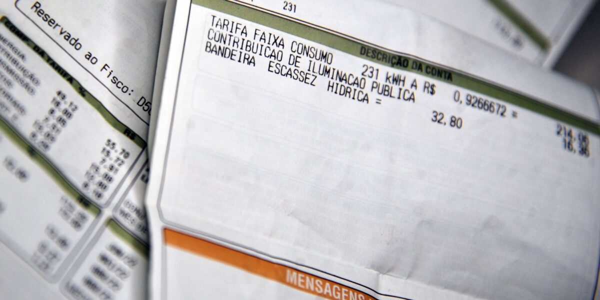 Fatura detalhada de consumo de energia elétrica com tarifas, contribuição e bandeira tarifária