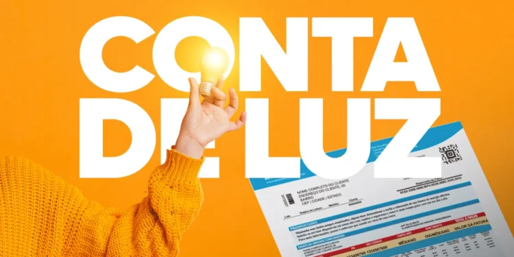 Mão segurando lâmpada acesa ao lado de conta de luz sobre fundo laranja