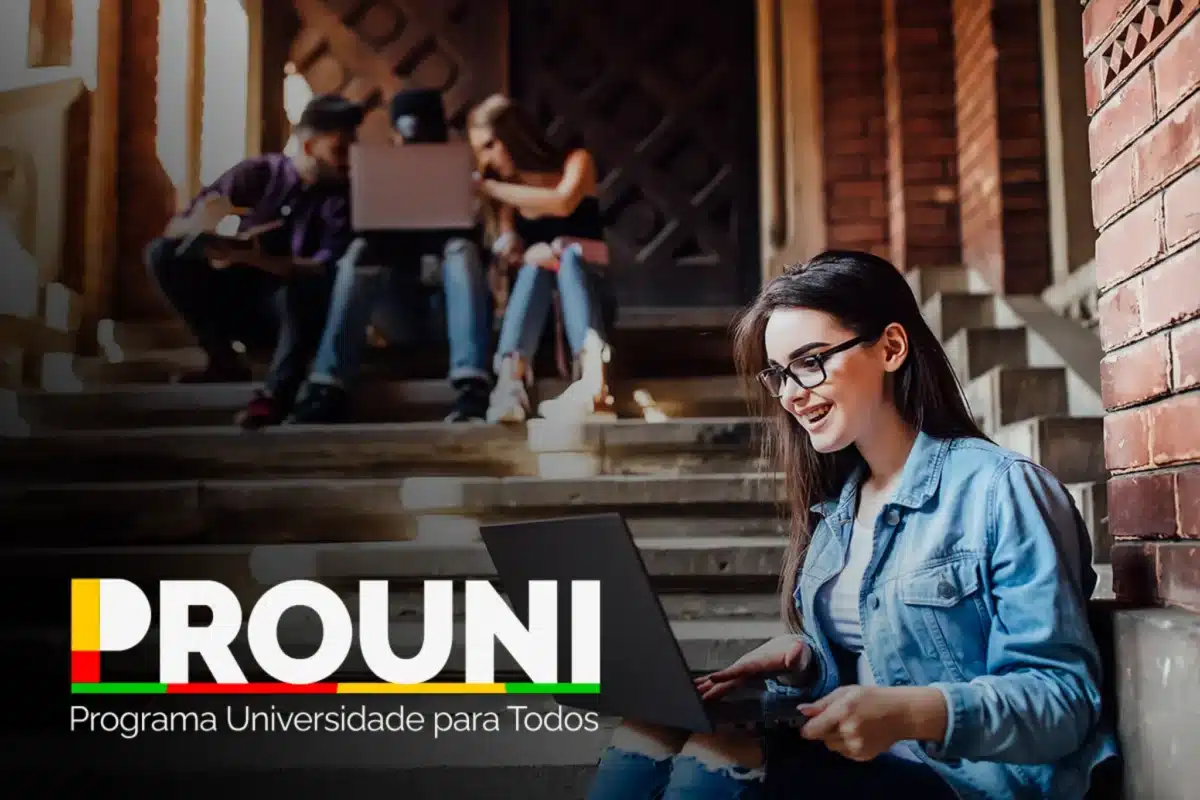 Prouni 2026: Acesso à educação superior com bolsas de estudo. Estudante sorrindo enquanto utiliza o computador portátil, representando as oportunidades de bolsas do Prouni 2026.
