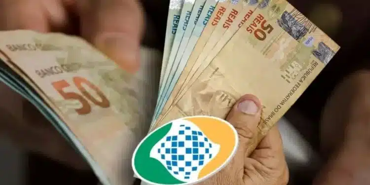 Cédulas de R$50 com logo da Previdência Social, representando o pagamento do 13º salário do INSS em 2026.