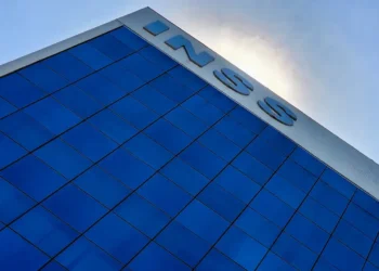 Prédio do INSS representando a comunicação sobre prazos para contestar descontos indevidos aos beneficiários.