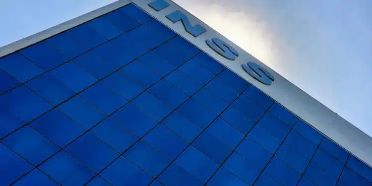 Prédio do INSS representando a comunicação sobre prazos para contestar descontos indevidos aos beneficiários.