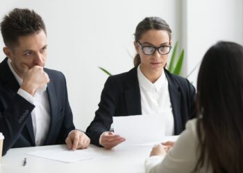 Entrevista de emprego, representando as desigualdades de inserção de pessoas trans no mercado de trabalho formal.