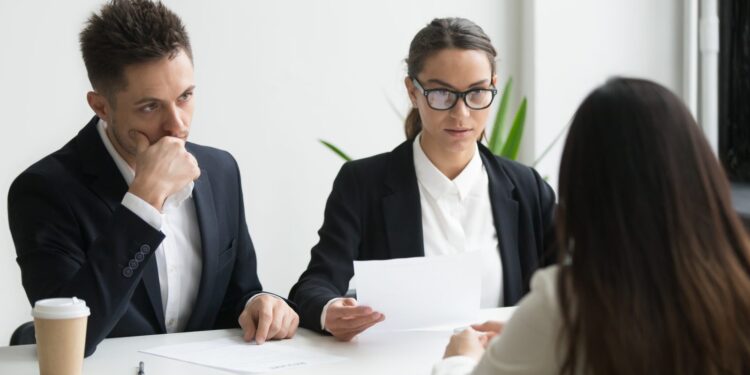 Entrevista de emprego, representando as desigualdades de inserção de pessoas trans no mercado de trabalho formal.
