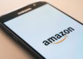 Tela de celular Samsung mostrando o logo da Amazon, representando notícias sobre cortes de vagas e mudanças no setor de tecnologia