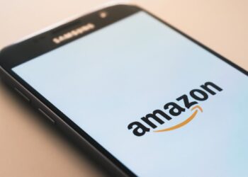 Tela de celular Samsung mostrando o logo da Amazon, representando notícias sobre cortes de vagas e mudanças no setor de tecnologia