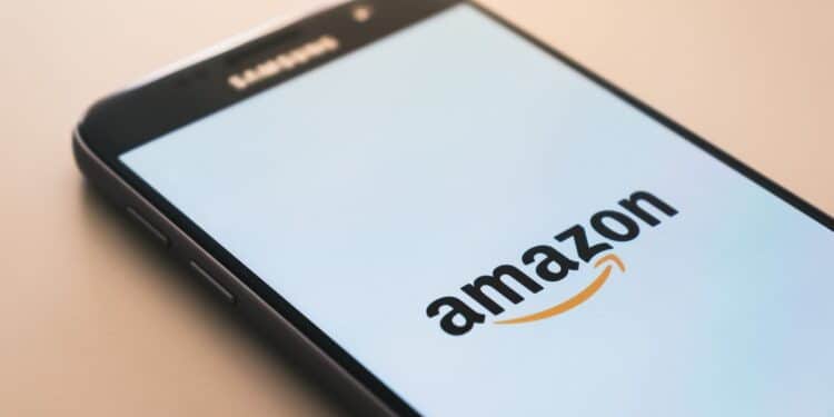 Tela de celular Samsung mostrando o logo da Amazon, representando notícias sobre cortes de vagas e mudanças no setor de tecnologia