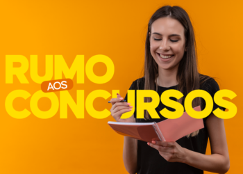 Jovem sorridente estudando com caderno, fundo laranja e texto motivacional "Rumo aos Concursos"
