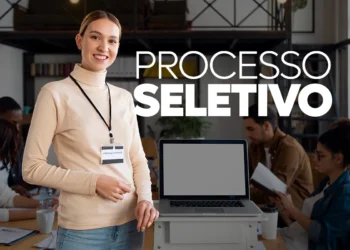 Jovem sorridente em ambiente colaborativo de processo seletivo em 2026