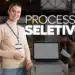 Jovem sorridente em ambiente colaborativo de processo seletivo em 2026