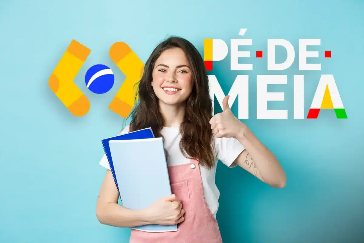 4 exigências do Pé-de-Meia. Estudante do ensino médio segura cadernos e faz sinal positivo ao lado do logotipo do programa Pé-de-Meia.