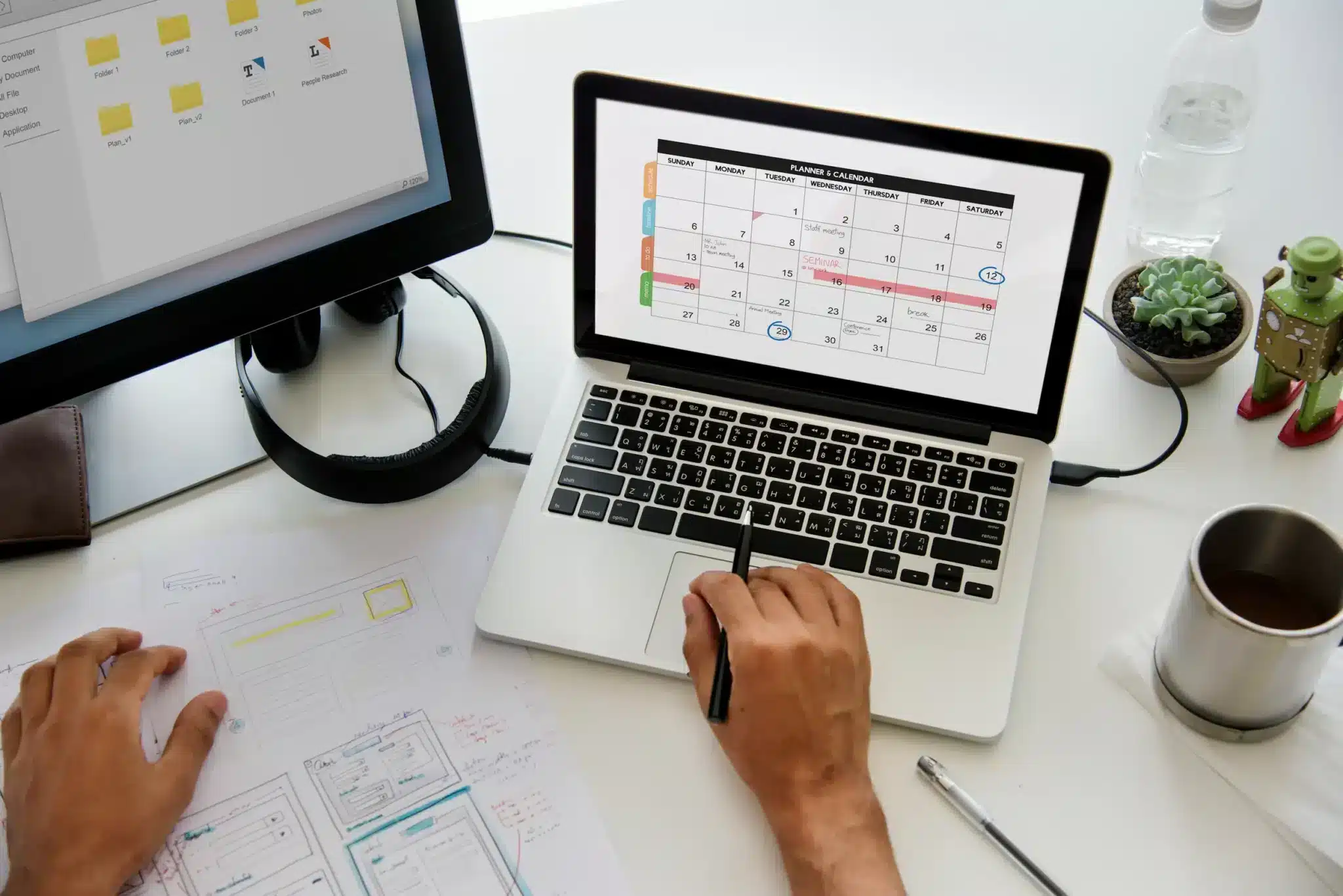 Ano letivo 2026. Pessoa organizando seu calendário de 2026 no computador, destacando datas de feriados e pontos facultativos.