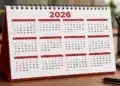 Calendário de mesa de 2026 ilustrando o planejamento de feriados, folgas e pontos facultativos do segundo semestre.