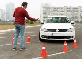 Instrutor orientando aluno durante o teste de baliza na prova prática para CNH