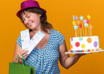 Trabalhador com ingresso e bolo de aniversário comemorando direito à folga remunerada