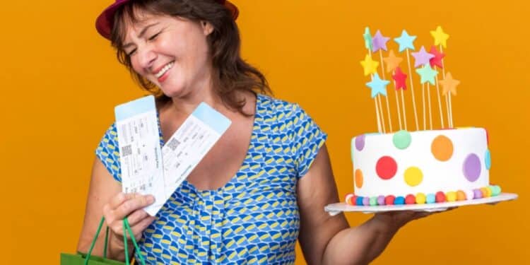 Trabalhador com ingresso e bolo de aniversário comemorando direito à folga remunerada