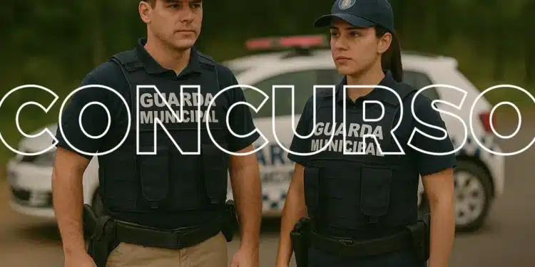 Agentes da Guarda Municipal durante atuação operacional em via pública.