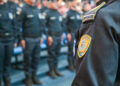 Agentes da Guarda Municipal perfilados em uniforme durante evento em 2026