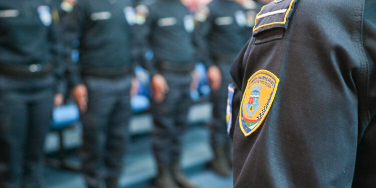 Agentes da Guarda Municipal perfilados em uniforme durante evento em 2026