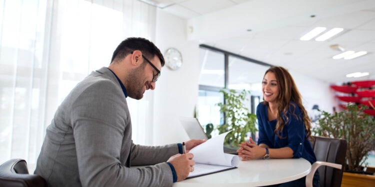Profissional em entrevista de emprego demonstrando habilidades comportamentais valorizadas pelo mercado.