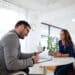 Profissional em entrevista de emprego demonstrando habilidades comportamentais valorizadas pelo mercado.