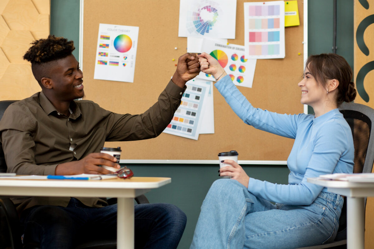 Inteligência emocional habilidade essencial mercado trabalho Colegas de trabalho demonstrando parceria e inteligência emocional no ambiente profissional
