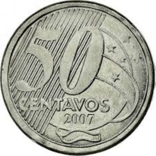 Visão detalhada de moedas de 50 centavos e 1 real misturadas, com foco nas texturas e relevos onde podem ser encontrados erros de fabricação como o cunho quebrado.