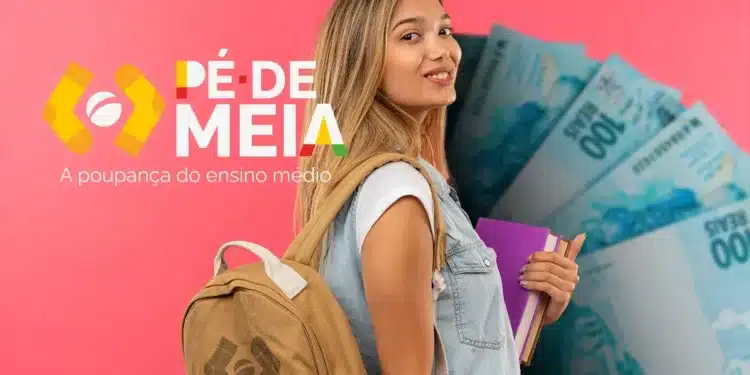 Estudante sorrindo com mochila e livros, em frente a cédulas de 100 reais, representando o programa Pé-de-Meia para incentivo à conclusão do ensino médio.
