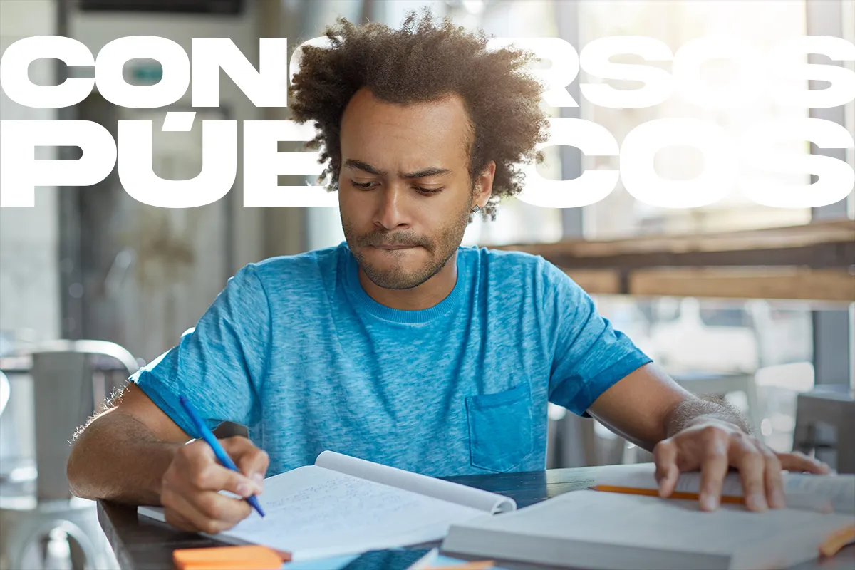 Jovem estudando para concursos públicos Homem concentrado escrevendo em caderno durante estudo para concursos públicos em ambiente iluminado
