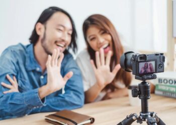 Influenciadores digitais criando conteúdo para as redes sociais.