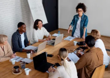 Grupo de profissionais reunidos para discutir estratégias e práticas de liderança em um ambiente colaborativo.
