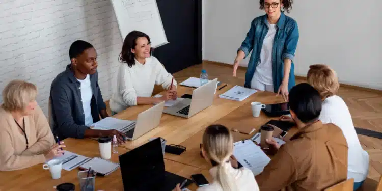 Grupo de profissionais reunidos para discutir estratégias e práticas de liderança em um ambiente colaborativo.