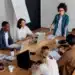 Grupo de profissionais reunidos para discutir estratégias e práticas de liderança em um ambiente colaborativo.