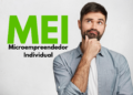 Homem pensativo com camisa azul claro ao lado da palavra MEI verde e texto Microempreendedor Individual