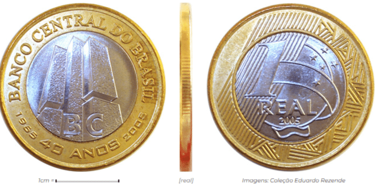 Três visualizações da moeda de 1 Real comemorativa dos 40 anos do Banco Central: anverso com o prédio do BC, perfil da borda serrilhada e reverso com o valor de 1 Real e o ano 2005.